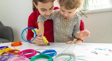 Masanın üzerinde bir kalemle çocuk 3D çizimleri. Seçici odaklanma. Çocuk.