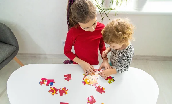 Kinder Stellten Ein Puzzle Auf Den Tisch Selektiver Fokus Kind — Stockfoto