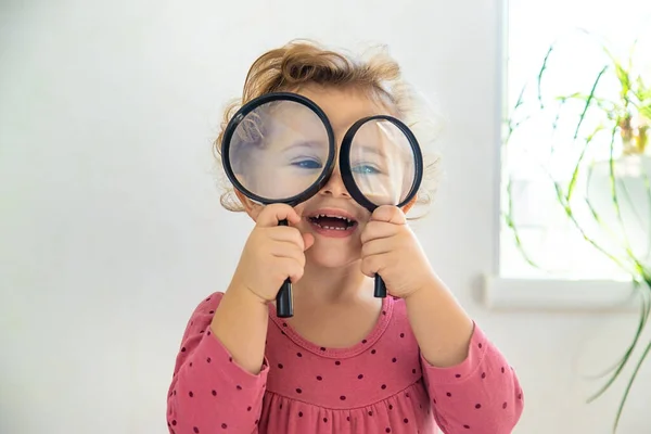子供は虫眼鏡の下で世界を探索します 選択的フォーカス キッド — ストック写真