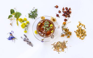 Şifalı bitkiler ve çiçeklerle birlikte bitki çayı. Seçici odaklanma. İç..