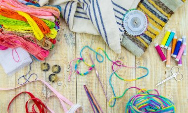 Dikiş ve örgü için iplikler ve aksesuarlar. Seçici odaklanma. beyaz.