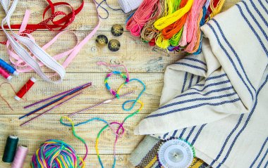 Dikiş ve örgü için iplikler ve aksesuarlar. Seçici odaklanma. beyaz.