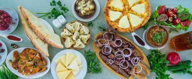 Gürcistan mutfağı, restoranda yemek. Seçici odaklanma. Yiyecek ve içecek..