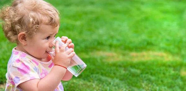 Bambino Beve Acqua Bicchiere Concentrazione Selettiva Bambino — Foto Stock