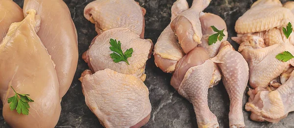 テーブルの上に鶏の肉 選択的焦点 — ストック写真