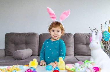 Yumurtalı mutlu Paskalyalar. Seçici odaklanma. Çocuk.