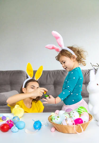 Veselé Velikonoční Dítě Vejci Selektivní Soustředění Dítě — Stock fotografie