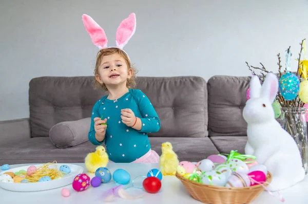 Щасливий Великодній Дитина Яйцями Вибірковий Фокус Дитячі — стокове фото