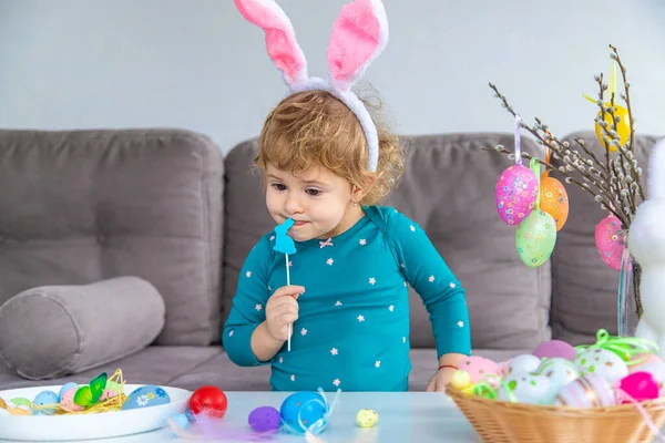 Щасливий Великодній Дитина Яйцями Вибірковий Фокус Дитячі — стокове фото