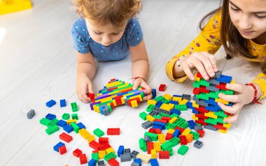 Çocuk inşaatçı olarak oynuyor. Seçici odaklanma. Çocuk.