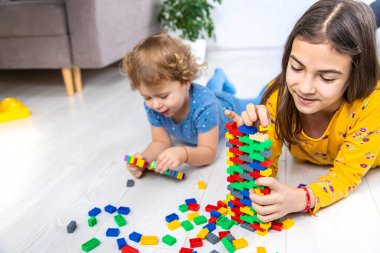 Çocuk inşaatçı olarak oynuyor. Seçici odaklanma. Çocuk.