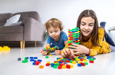 Çocuk inşaatçı olarak oynuyor. Seçici odaklanma. Çocuk.
