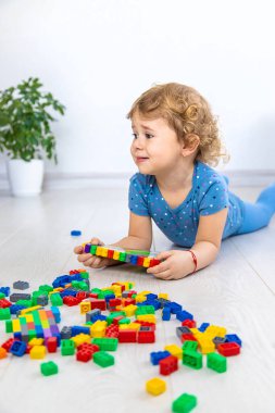 Çocuk inşaatçı olarak oynuyor. Seçici odaklanma. Çocuk.