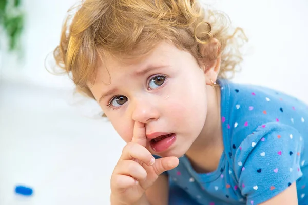 Dziecko Wkłada Palec Nosa Wybiórcze Skupienie Dzieciaku — Zdjęcie stockowe