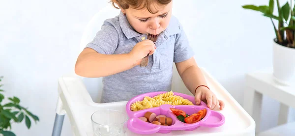 Dítě Těstoviny Zeleninu Selektivní Soustředění Kluk — Stock fotografie