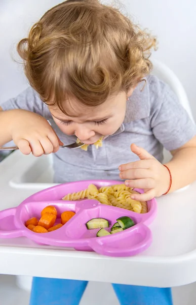 Παιδί Τρώει Ζυμαρικά Και Λαχανικά Επιλεκτική Εστίαση Παιδί — Φωτογραφία Αρχείου