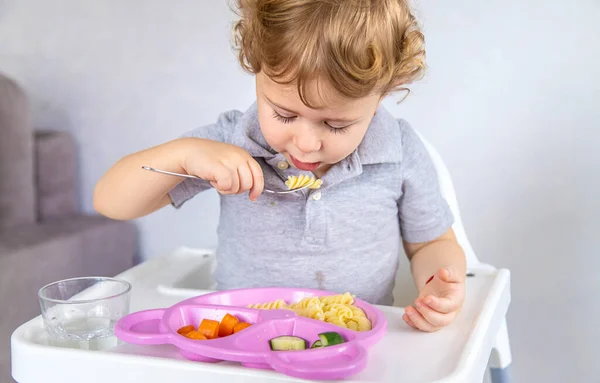 Criança Come Macarrão Legumes Foco Seletivo Miúdo — Fotografia de Stock