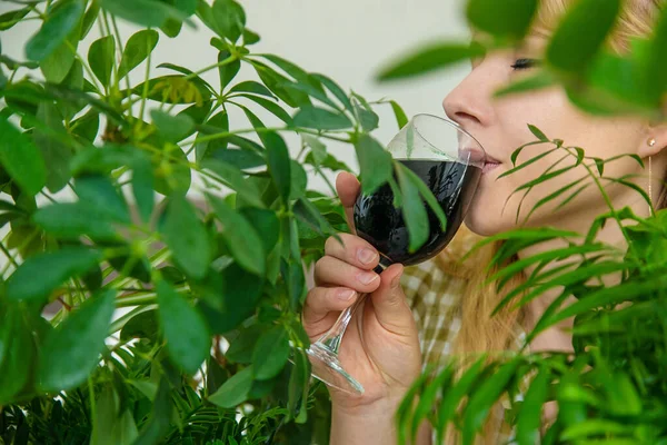 Une Femme Boit Chlorophylle Liquide Concentration Sélective Nature — Photo