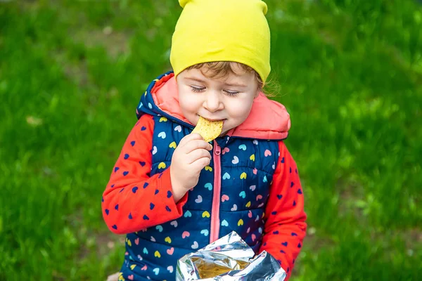 Ребенок Ест Чипсы Парке Выборочный Фокус Природа — стоковое фото