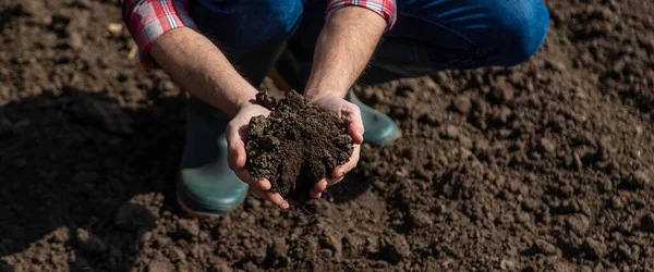 田里的男农场主检查土壤 有选择的重点 — 图库照片
