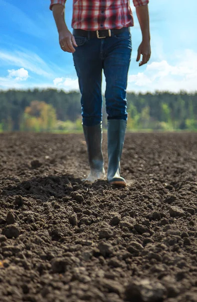 Tarladaki Erkek Çiftçi Toprağı Kontrol Ediyor Seçici Odaklanma Doğa — Stok fotoğraf