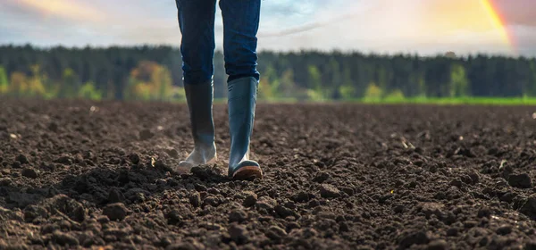 Tarladaki Erkek Çiftçi Toprağı Kontrol Ediyor Seçici Odaklanma Doğa — Stok fotoğraf