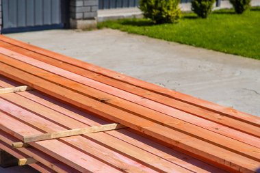 Tahtaya antiseptik koyun. Seçici odaklanma. Doğa.