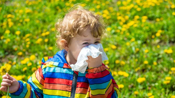 子供は花にアレルギーがある 選択的フォーカス — ストック写真