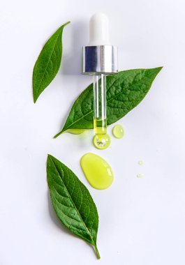 Petrol pipeti damlaları beyaz arka planda izole edilir. Seçici odaklanma. Doğa.