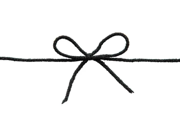 黒い糸は白い背景に隔離される 選択的フォーカス — ストック写真