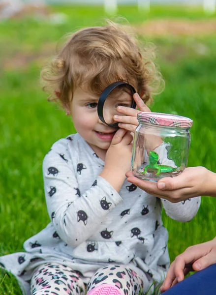 トカゲと自然の中で子供 選択的フォーカス キッド — ストック写真