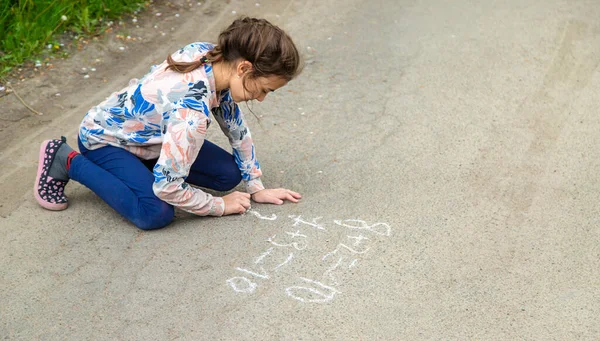 子供たちはチョークで舗装の方程式を描く 選択的フォーカス キッド — ストック写真