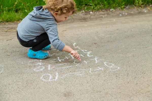 Mit Kreide Malen Kinder Gleichungen Auf Den Bürgersteig Selektiver Fokus — Stockfoto