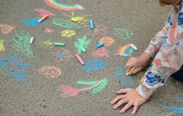 Kinder Malen Mit Kreide Auf Den Bürgersteig Selektiver Fokus Kind — Stockfoto
