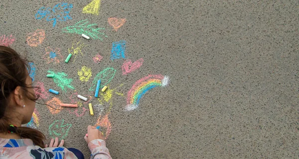 孩子们在人行道上用粉笔画画 有选择的重点 — 图库照片