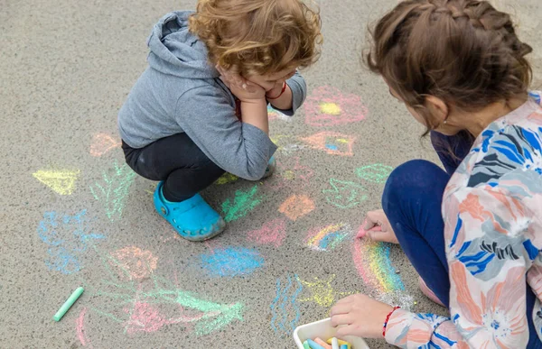 Дети Рисуют Мелом Тротуаре Выборочный Фокус Kid — стоковое фото