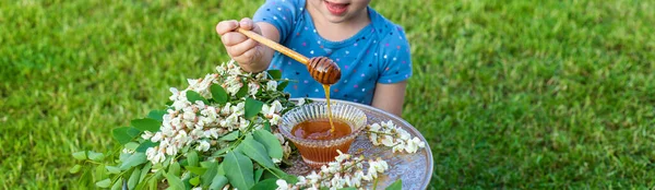 Das Kind Isst Honig Garten Selektiver Fokus Natur — Stockfoto