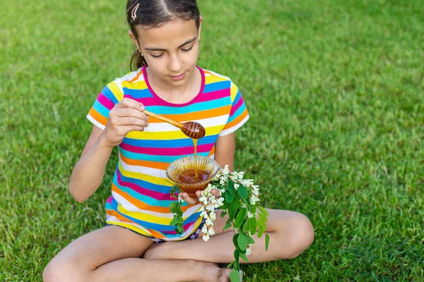아이는 정원에서 먹는다 선택적 집중입니다 — 스톡 사진