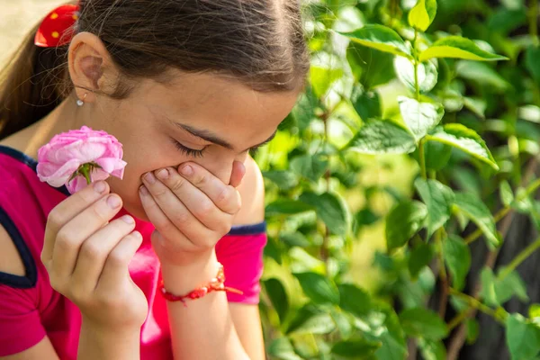 Alergia Flores Primavera Uma Criança Foco Seletivo Natureza — Fotografia de Stock