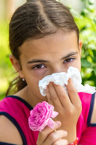 Άνοιξη Λουλούδια Αλλεργία Ένα Παιδί Επιλεκτική Εστίαση Φύση — Φωτογραφία Αρχείου