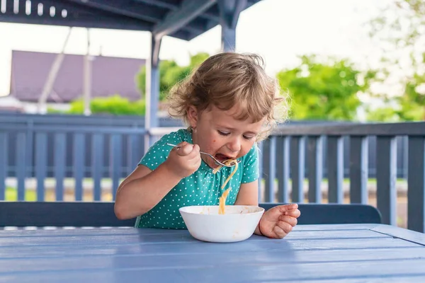 Ребенок Ест Спагетти Выборочный Фокус Еда — стоковое фото