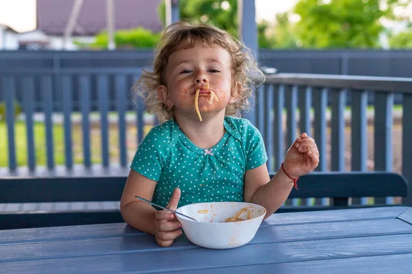 Ребенок Ест Спагетти Выборочный Фокус Еда — стоковое фото