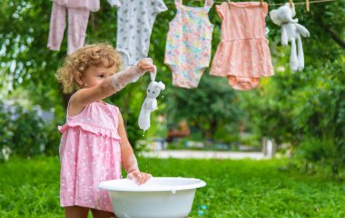 Çocuk giysileri ve oyuncakları yıkıyor. Seçici odaklanma. Çocuk.