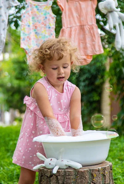 Dziecko Myje Ubrania Zabawki Wybiórcze Skupienie Dzieciaku — Zdjęcie stockowe