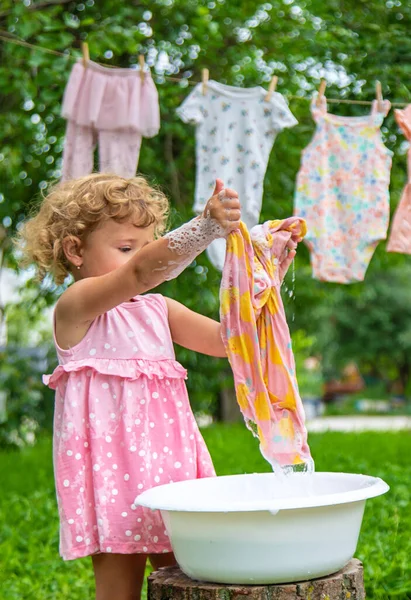 Het Kind Wast Kleren Speelgoed Selectieve Focus Jongen — Stockfoto