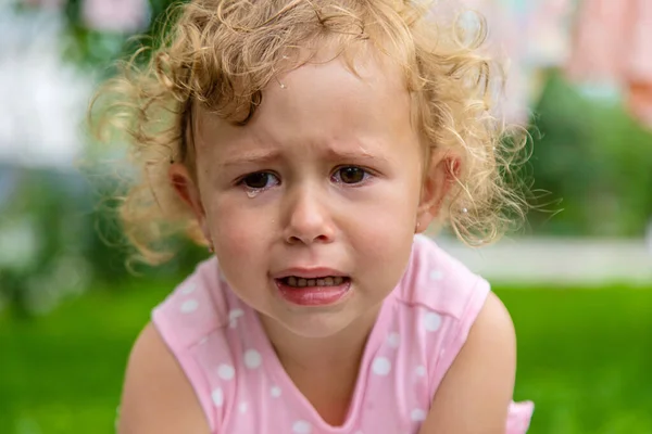 Ένα Κοριτσάκι Κλαίει Στο Πάρκο Επιλεκτική Εστίαση Παιδί — Φωτογραφία Αρχείου