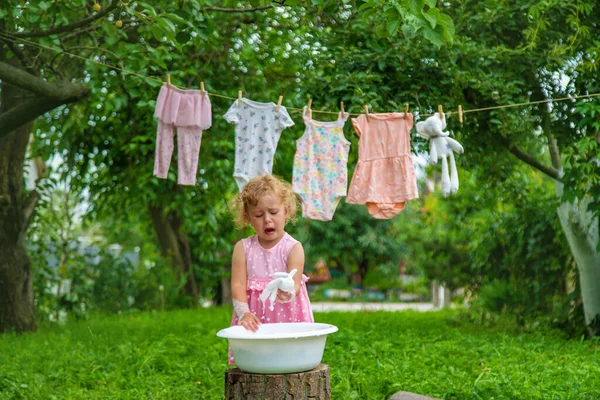 子供は服やおもちゃを洗う 選択的フォーカス キッド — ストック写真