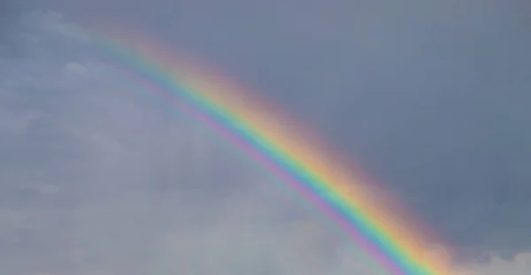 Arcobaleno Nel Cielo Concentrazione Selettiva Estate Pioggia — Foto Stock