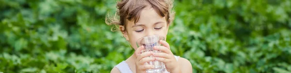 Παιδί Πίνει Νερό Επιλεκτική Εστίαση Ποτό Τρόφιμα — Φωτογραφία Αρχείου