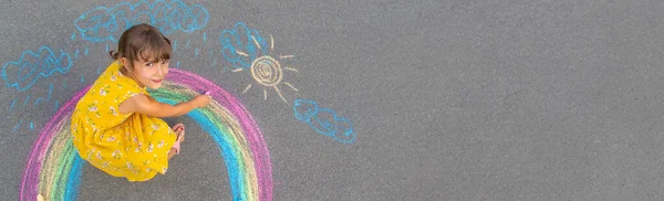 子供がアスファルトの上に虹を描く 選択的フォーカス 子供よ — ストック写真